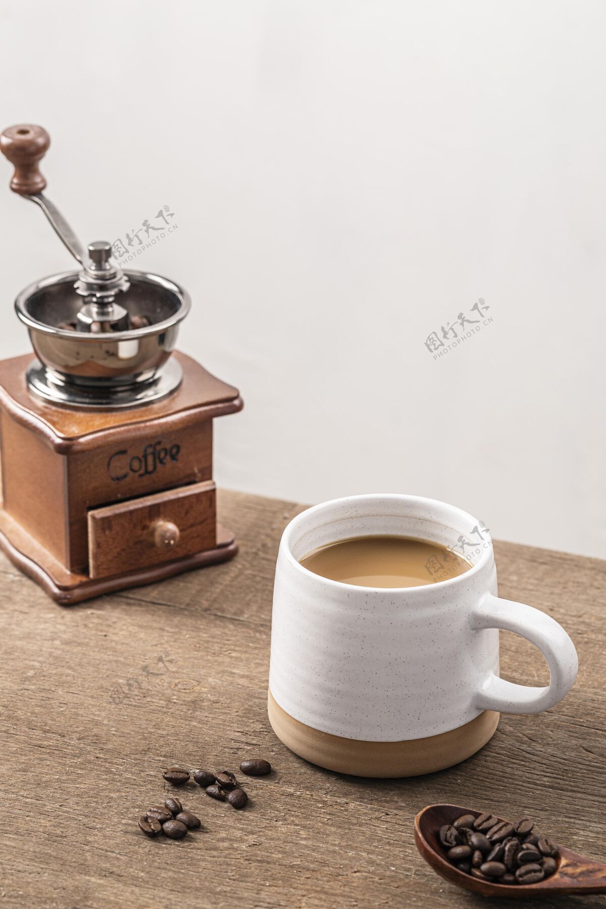 液体高角度的咖啡研磨机与马克杯和咖啡豆饮料角度高