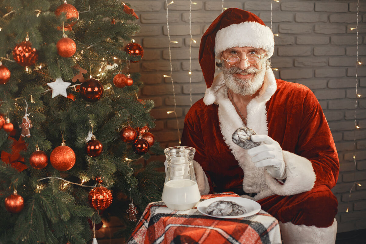 季节性圣诞老人在圣诞树旁休息家居装饰给圣诞老人的礼物胡须房间仙女