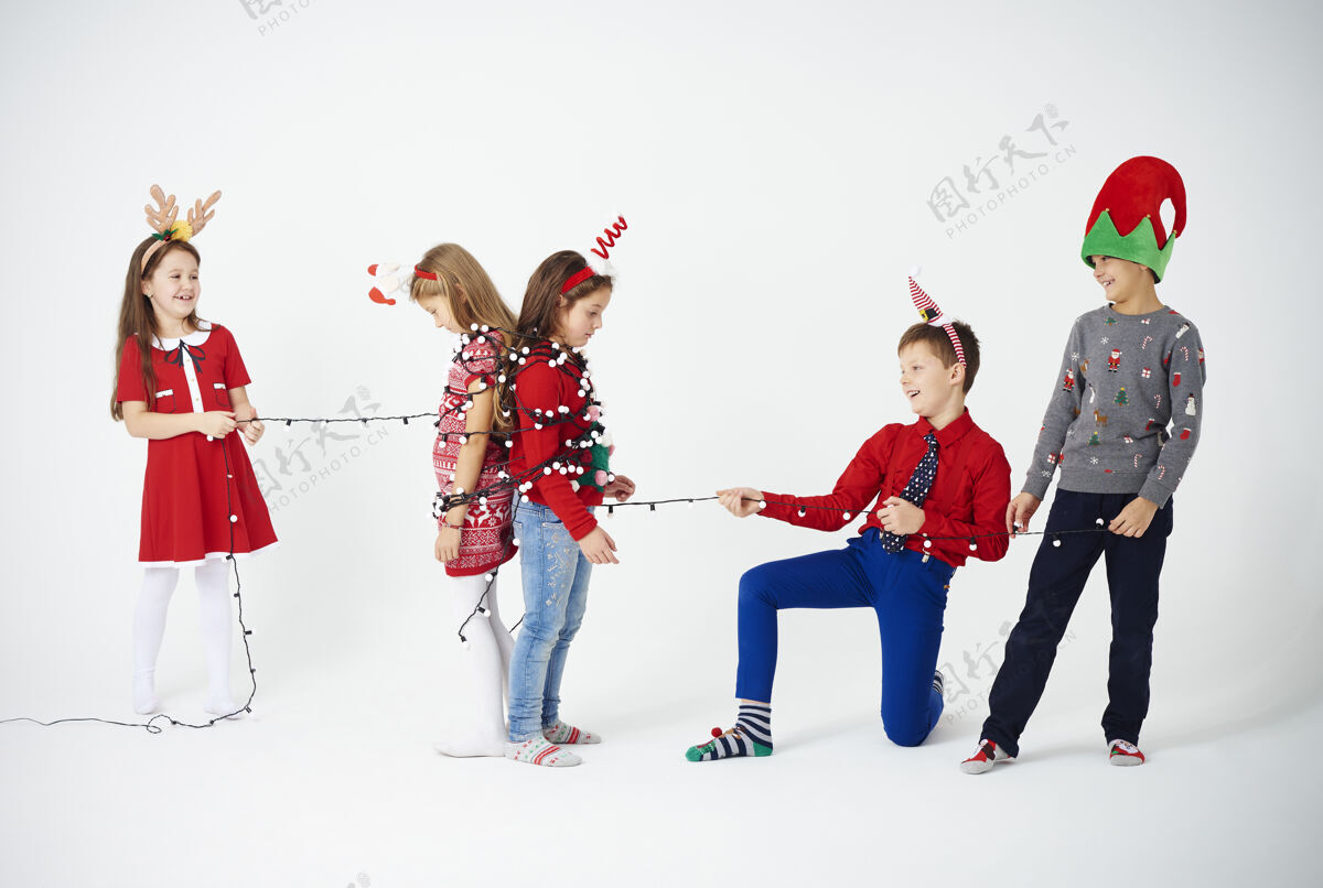装饰孩子们玩圣诞灯站着孩子兄弟姐妹