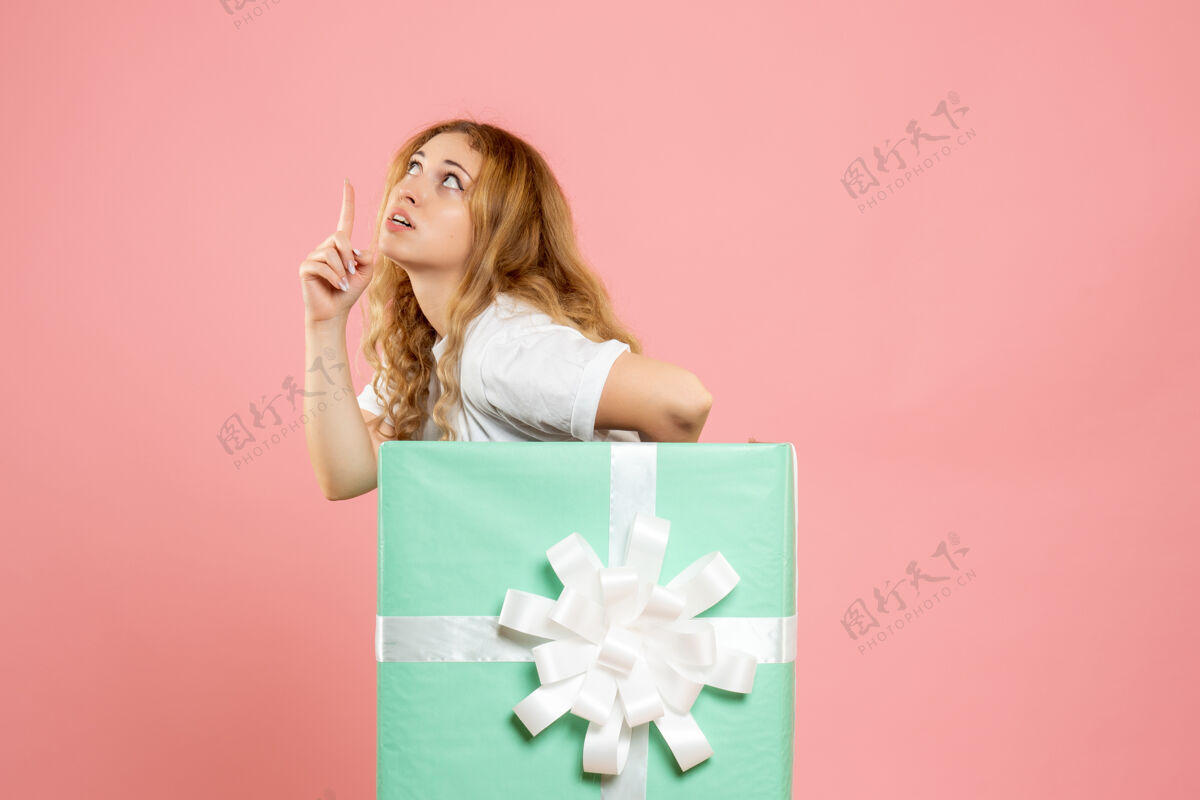 粉色蓝色礼品盒内的年轻女性正面图节日成人里面