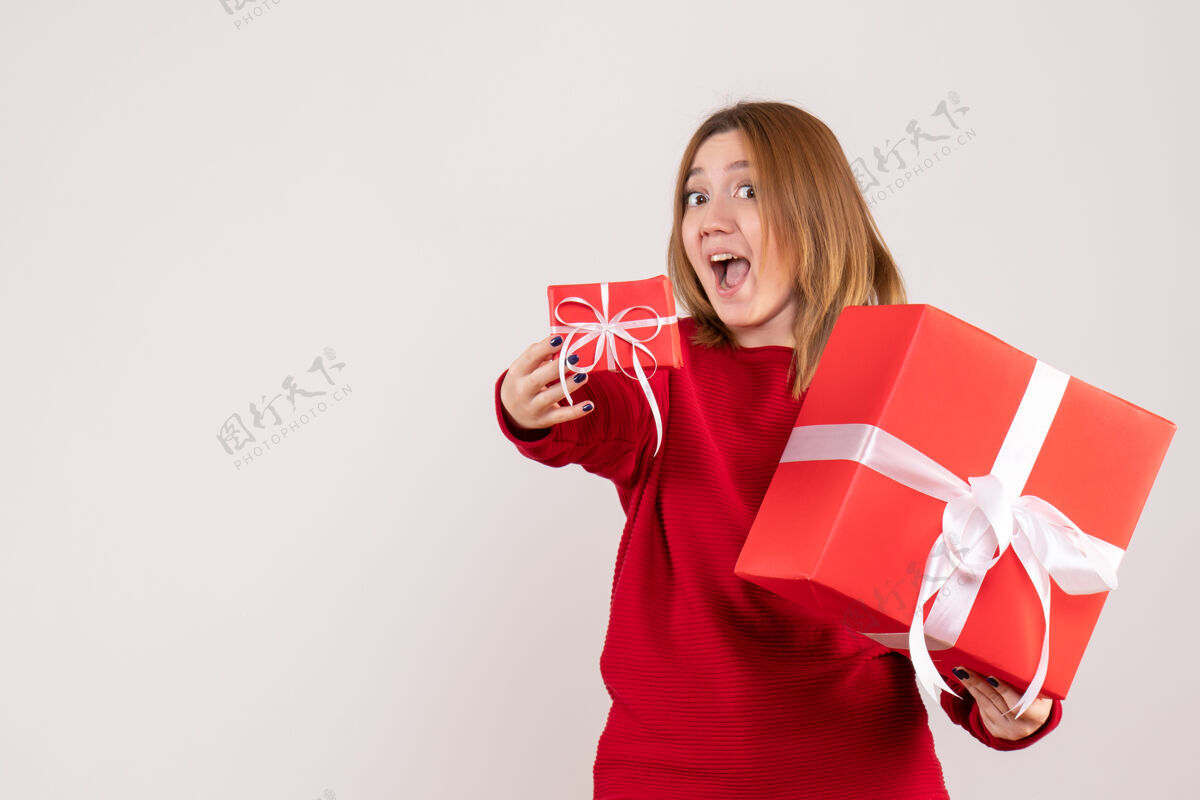 礼物前视图年轻女性与圣诞礼物年轻情感人物
