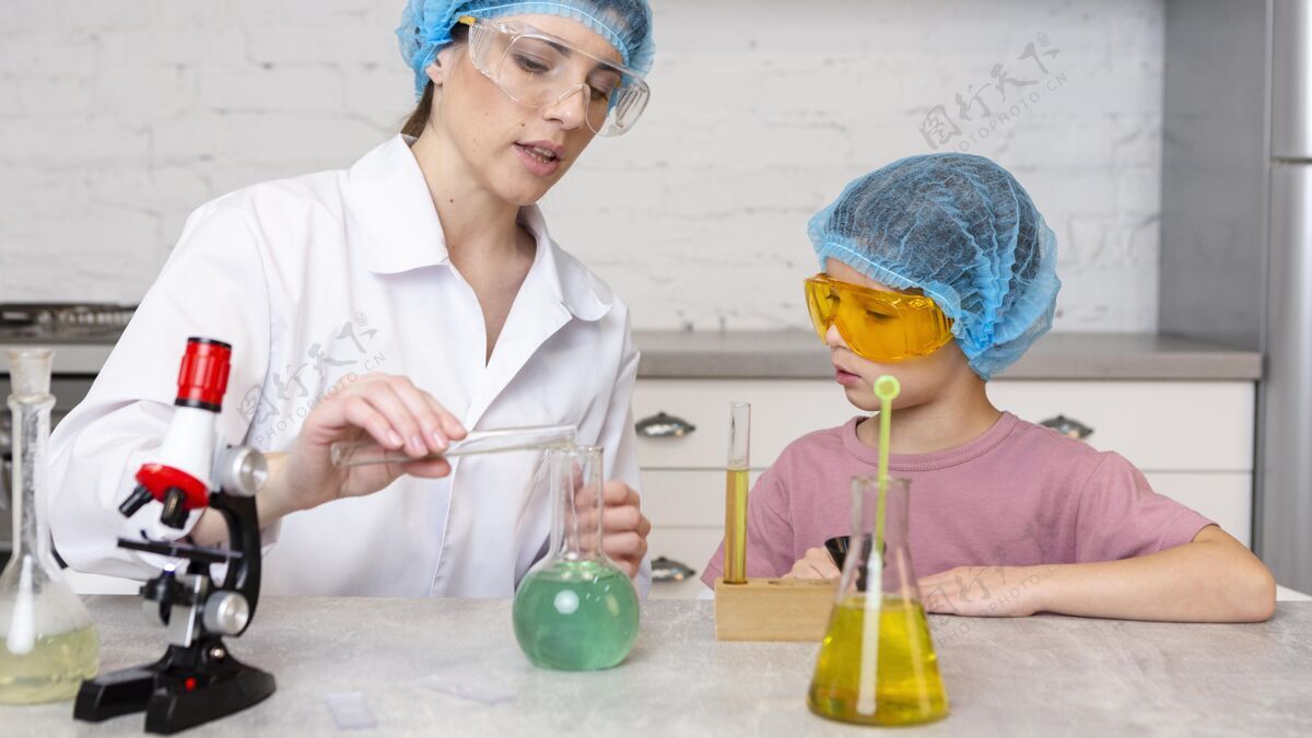 试管女教师和戴着发网的女孩用试管和显微镜做科学实验研究员化学家导师