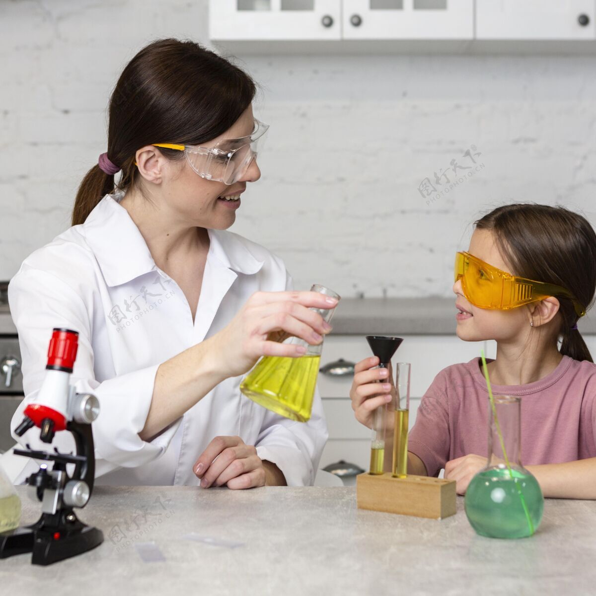 科学小女孩和女老师用试管做科学实验化学家科学家导师