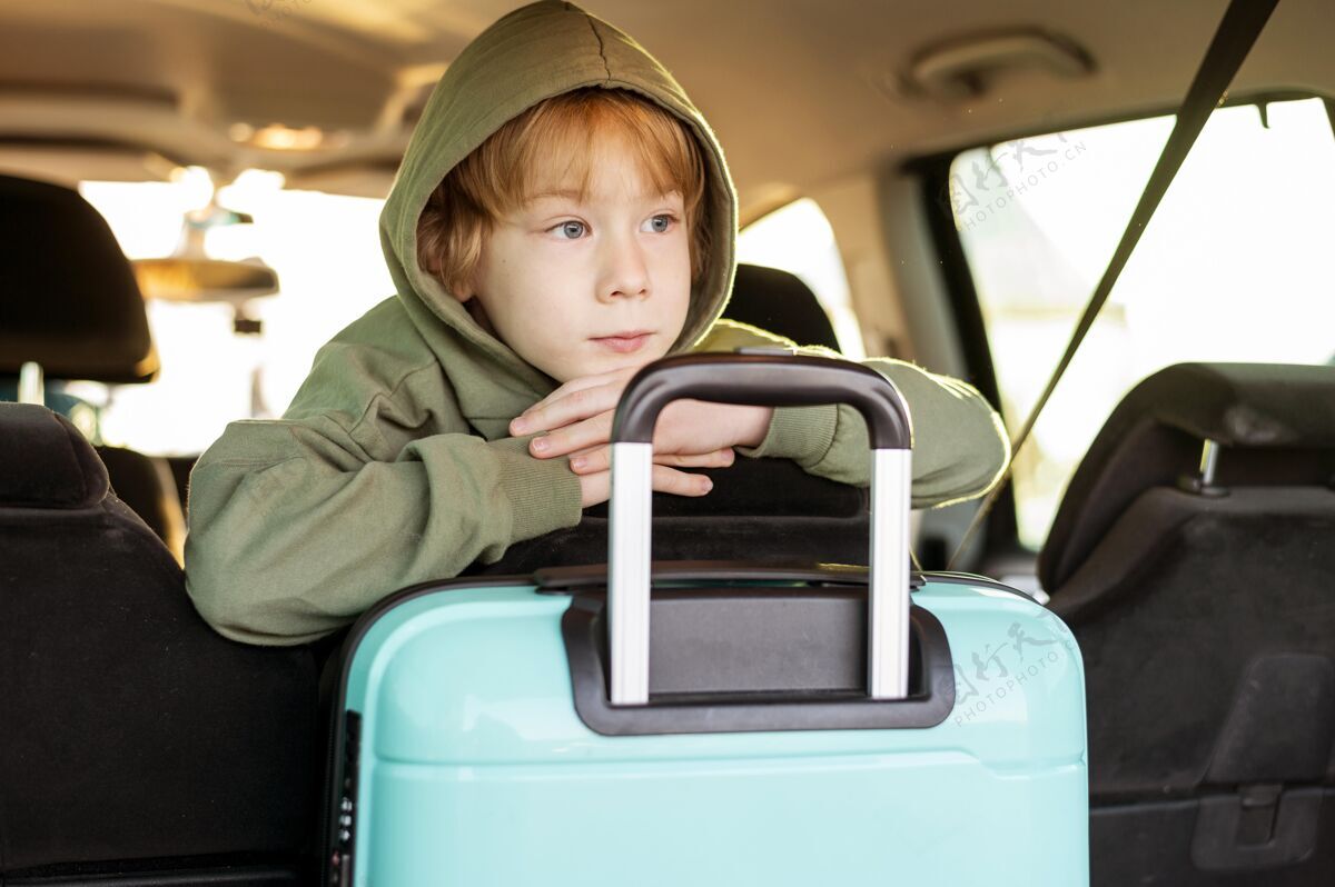 旅行车内带行李儿童的正面视图旅行汽车冒险