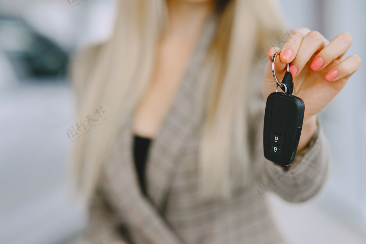 司机汽车沙龙里的女士买车的女士穿着棕色西装的优雅女士汽车美丽人