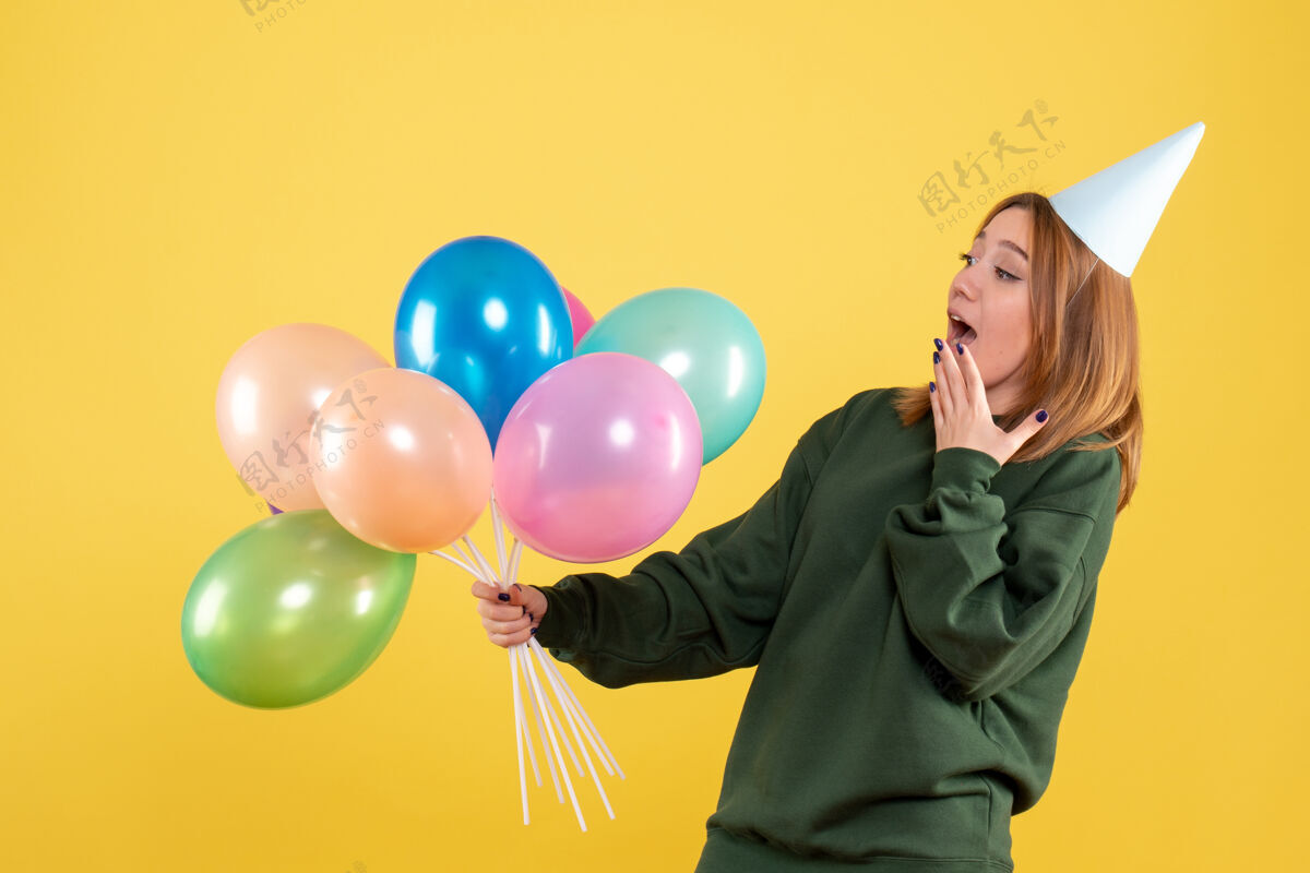 气球正面图：带着彩色气球的年轻女性氧气颜色圣诞节