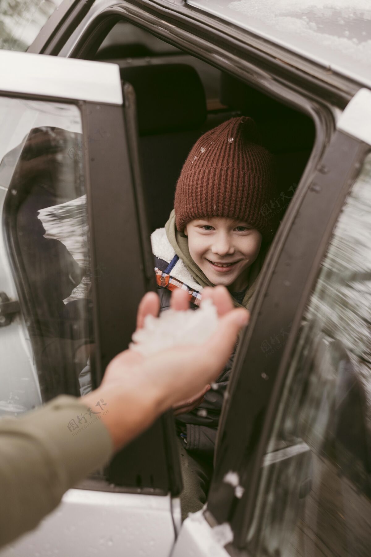 汽车父亲在一起旅行时给了儿子雪旅行远足休闲