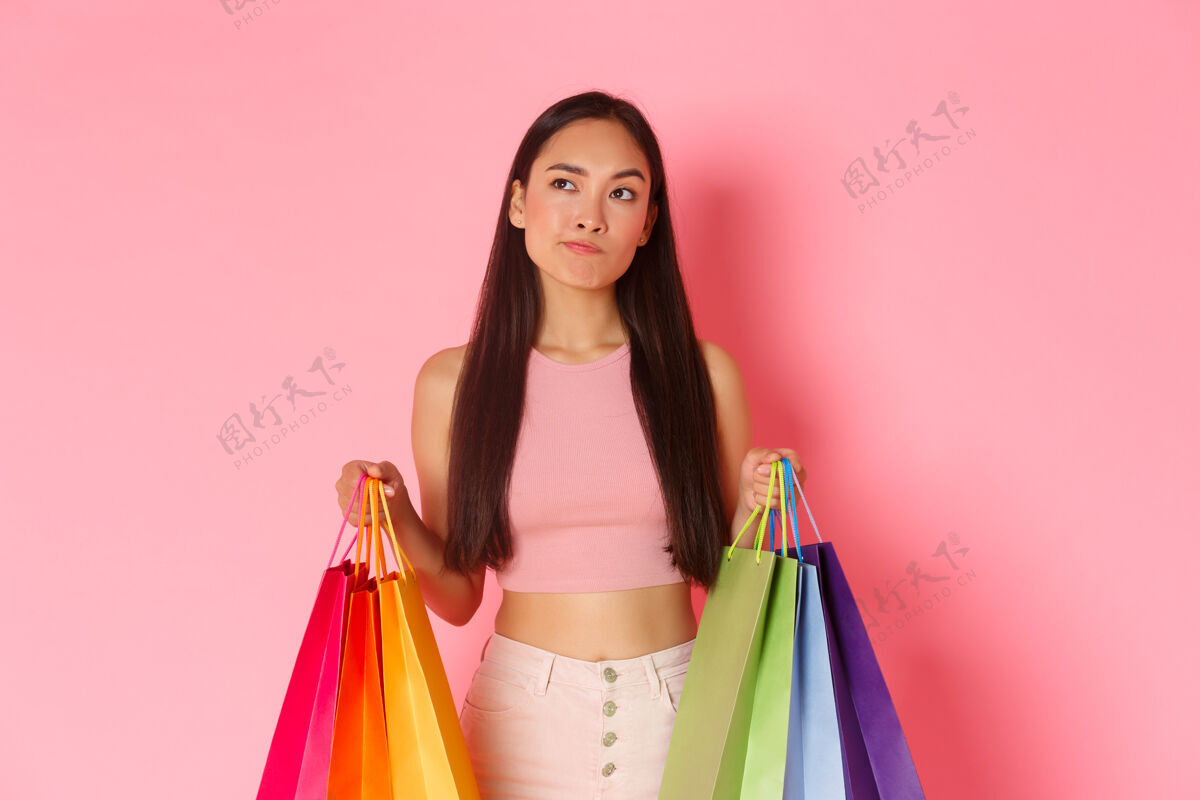 女孩带着购物袋的年轻女子消费者购买商店