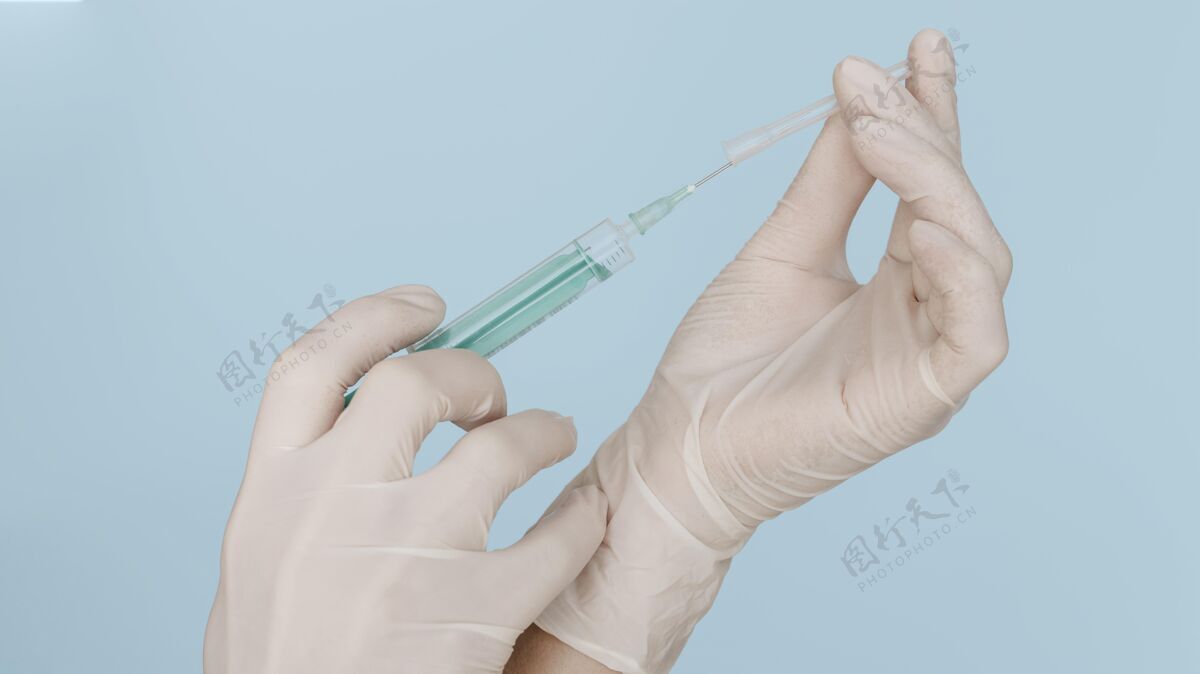 接种手戴手套拿着注射器健康注射器疫苗