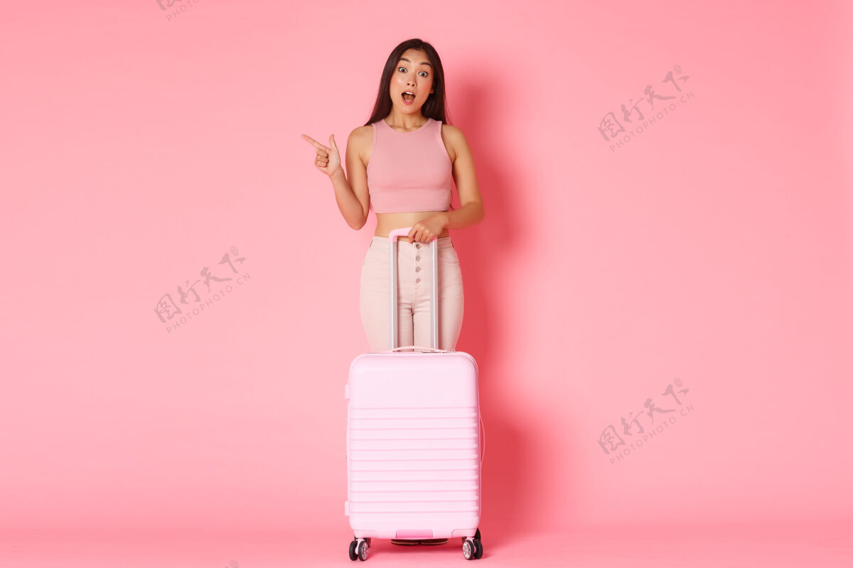 旅行带着手提箱的年轻女子女性机场无忧无虑