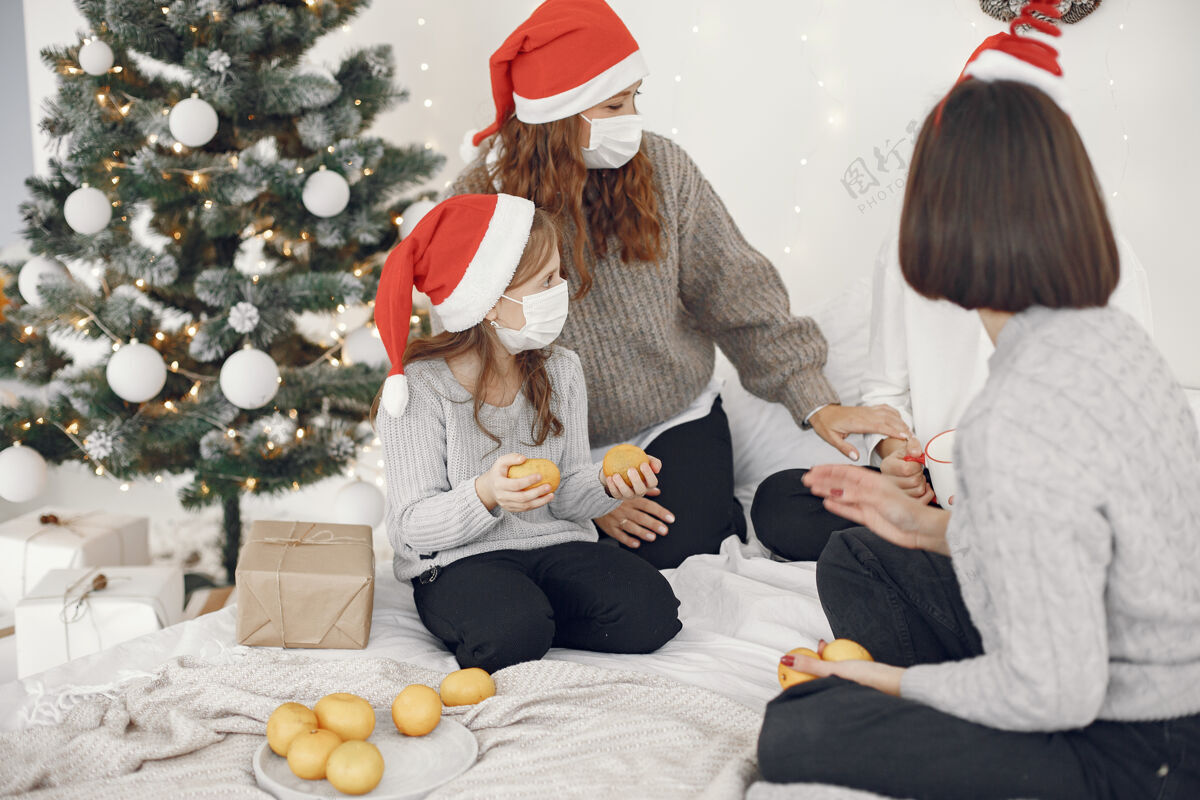 小为圣诞节做准备的人两个母亲和他们的孩子玩耍冠状病毒隔离童年圣诞节四