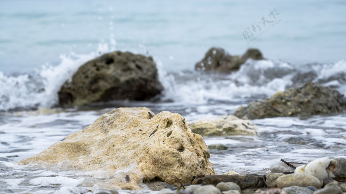 盐海岸上的岩石 泡沫和海浪海滩光压力