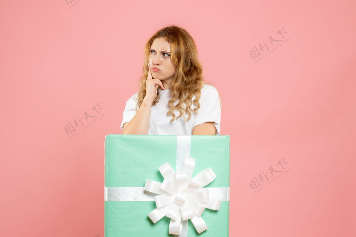 站立正面图：站在蓝色礼品盒内的年轻女性微笑年轻女性丝带