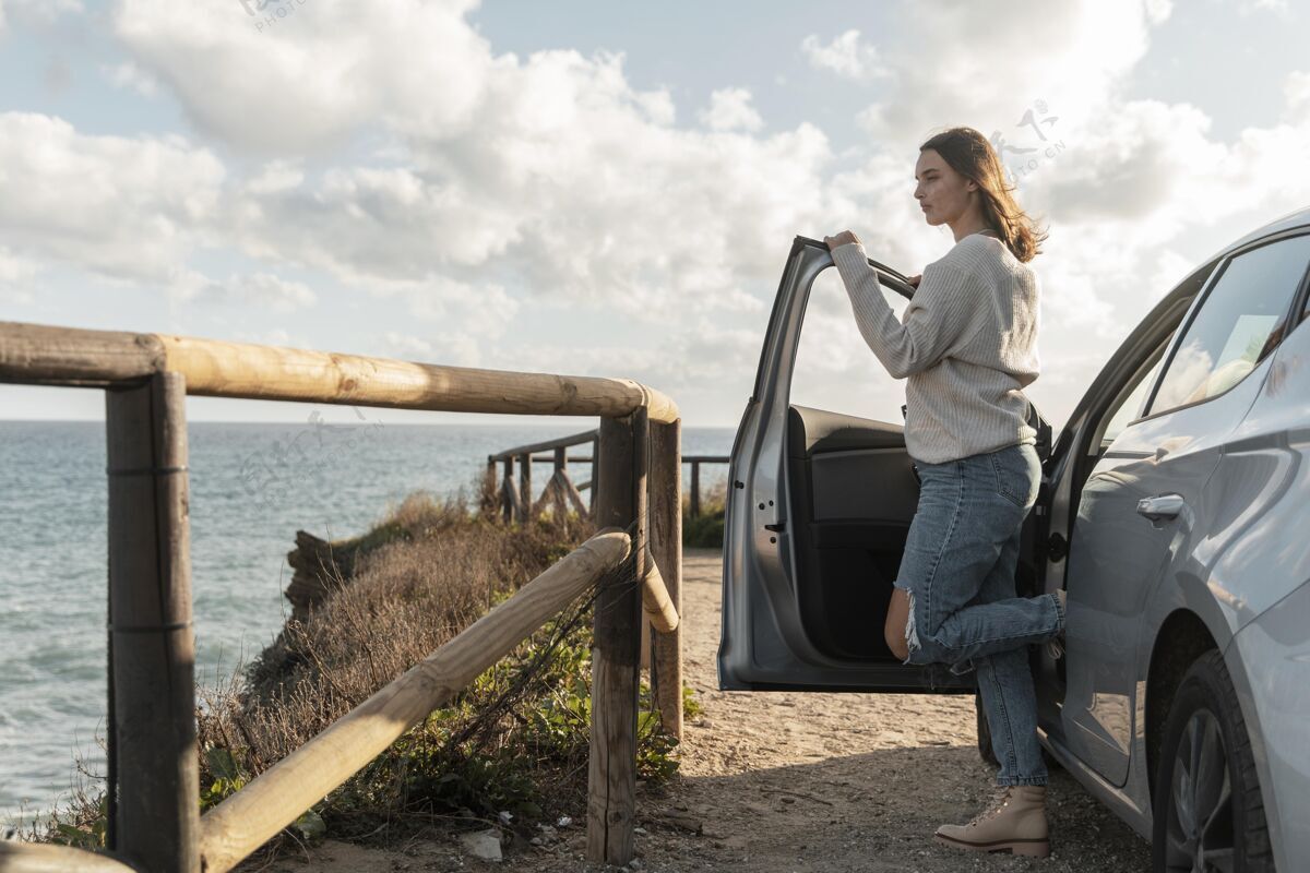 航行从车上欣赏海滩景色的女人的侧视图冒险女人旅行
