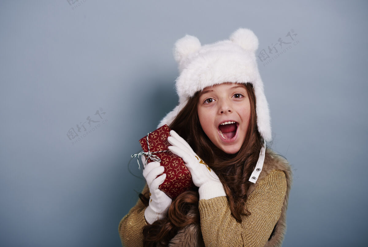 帽子惊喜女孩享受圣诞礼物享受盒子日子