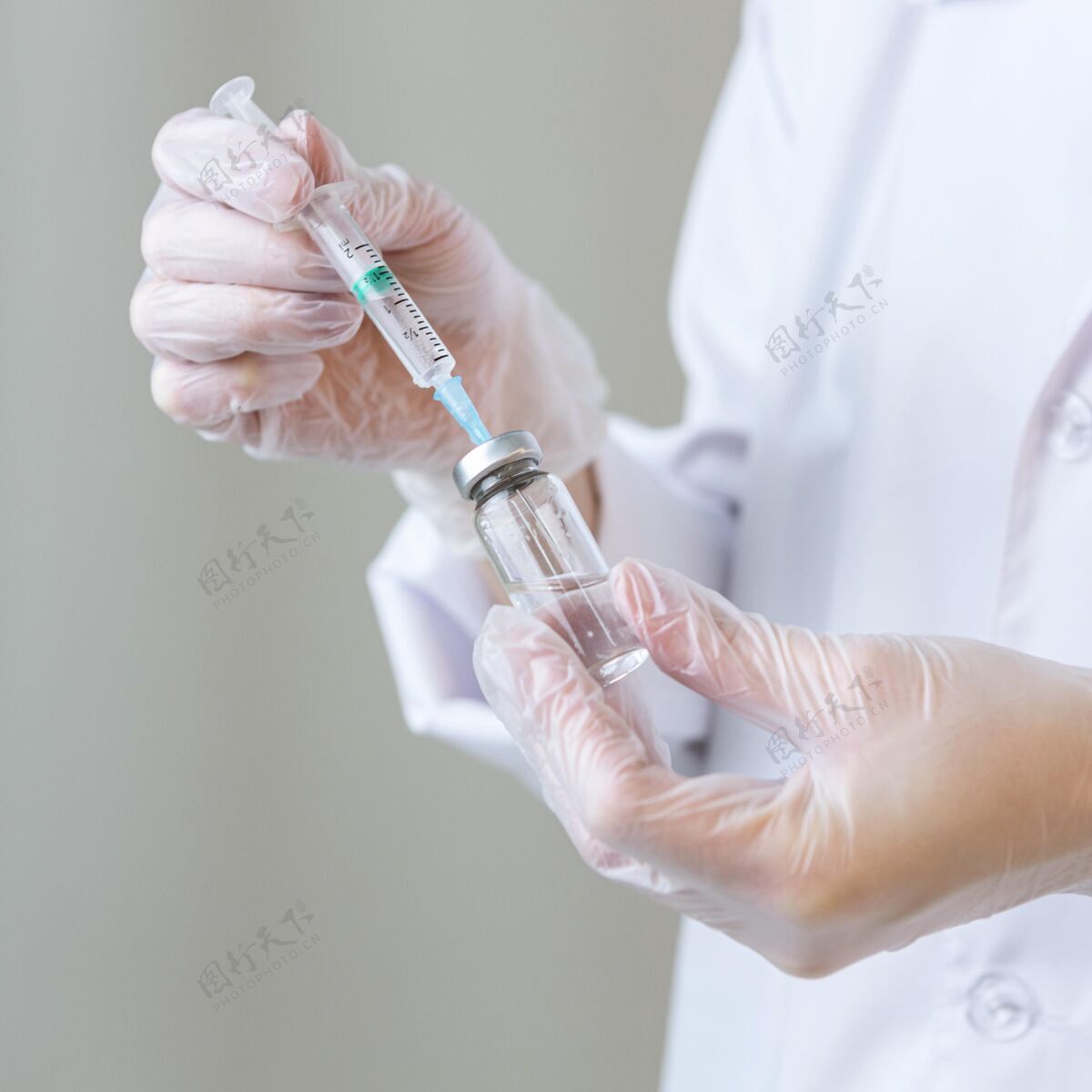 科学家戴着手套拿着注射器的女研究人员侧视图疫苗研究员手套