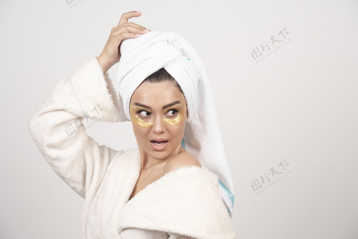 黑发穿浴衣戴眼罩的年轻女子摆姿势保湿护肤清洁