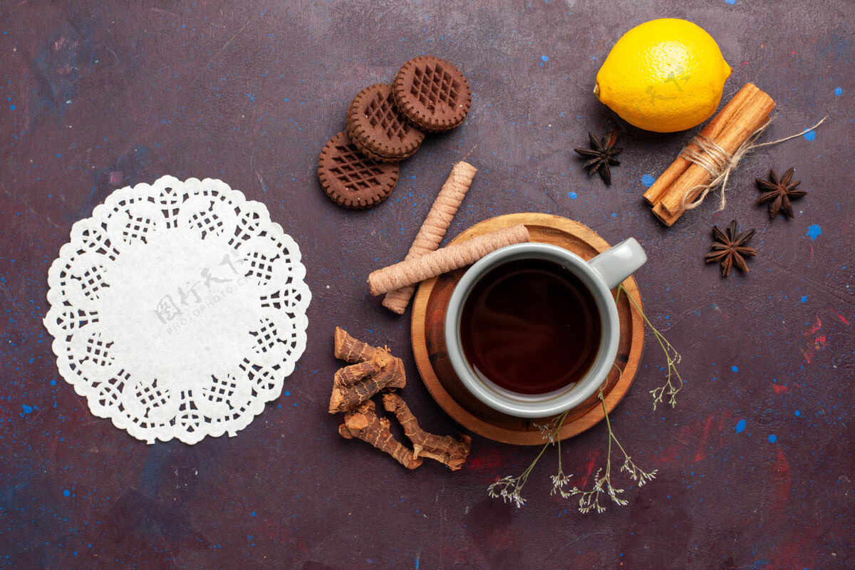 咖啡俯瞰一杯茶与饼干和柠檬的深色背景茶甜的彩色照片浓缩咖啡茶视图