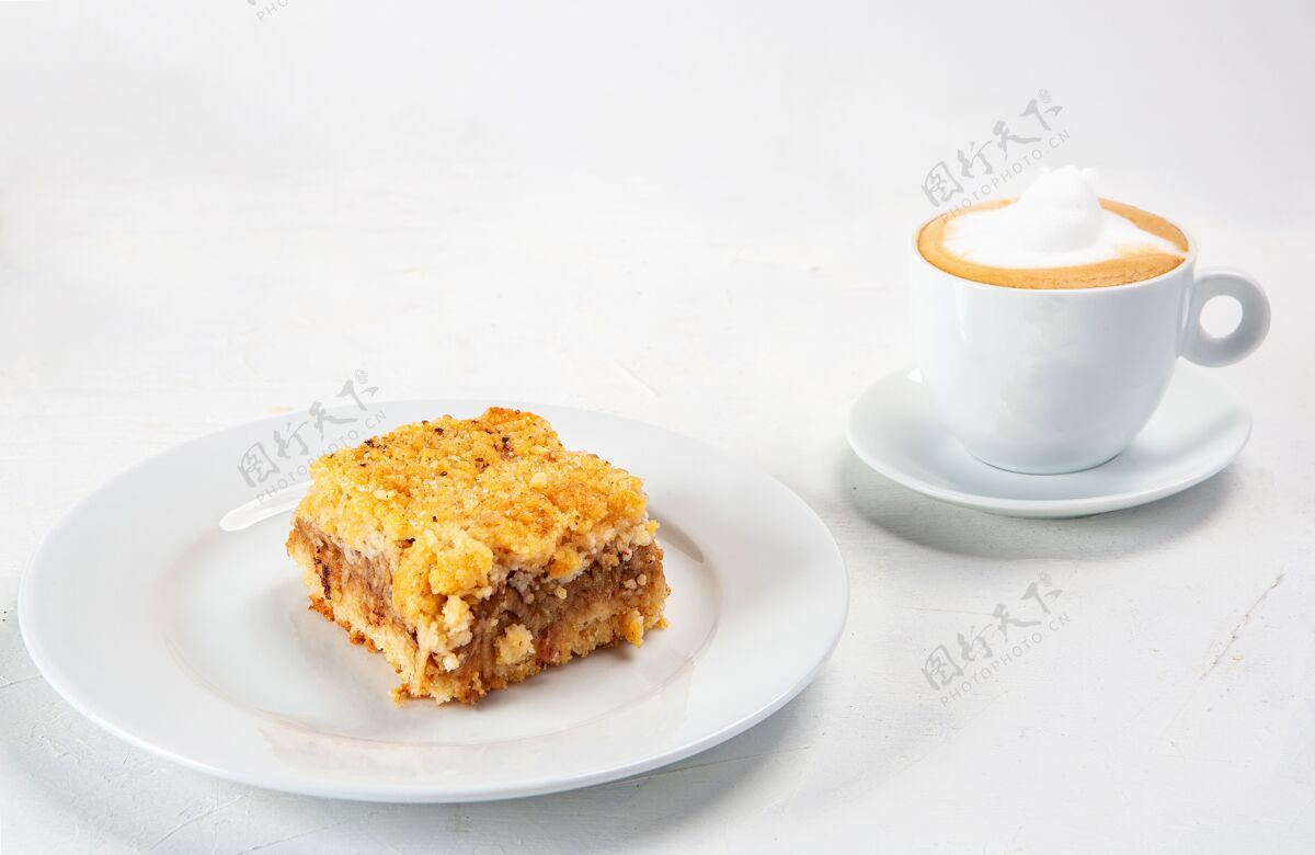 背景特写镜头的甜点盘子附近的一杯卡布奇诺孤立的白色背景早餐传统牛奶