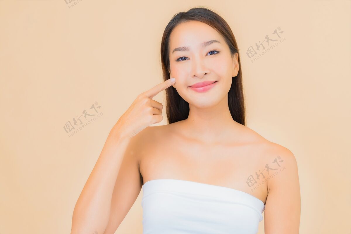年轻肖像美丽的年轻亚洲女子在温泉与自然化妆米色美国人亚洲人可爱