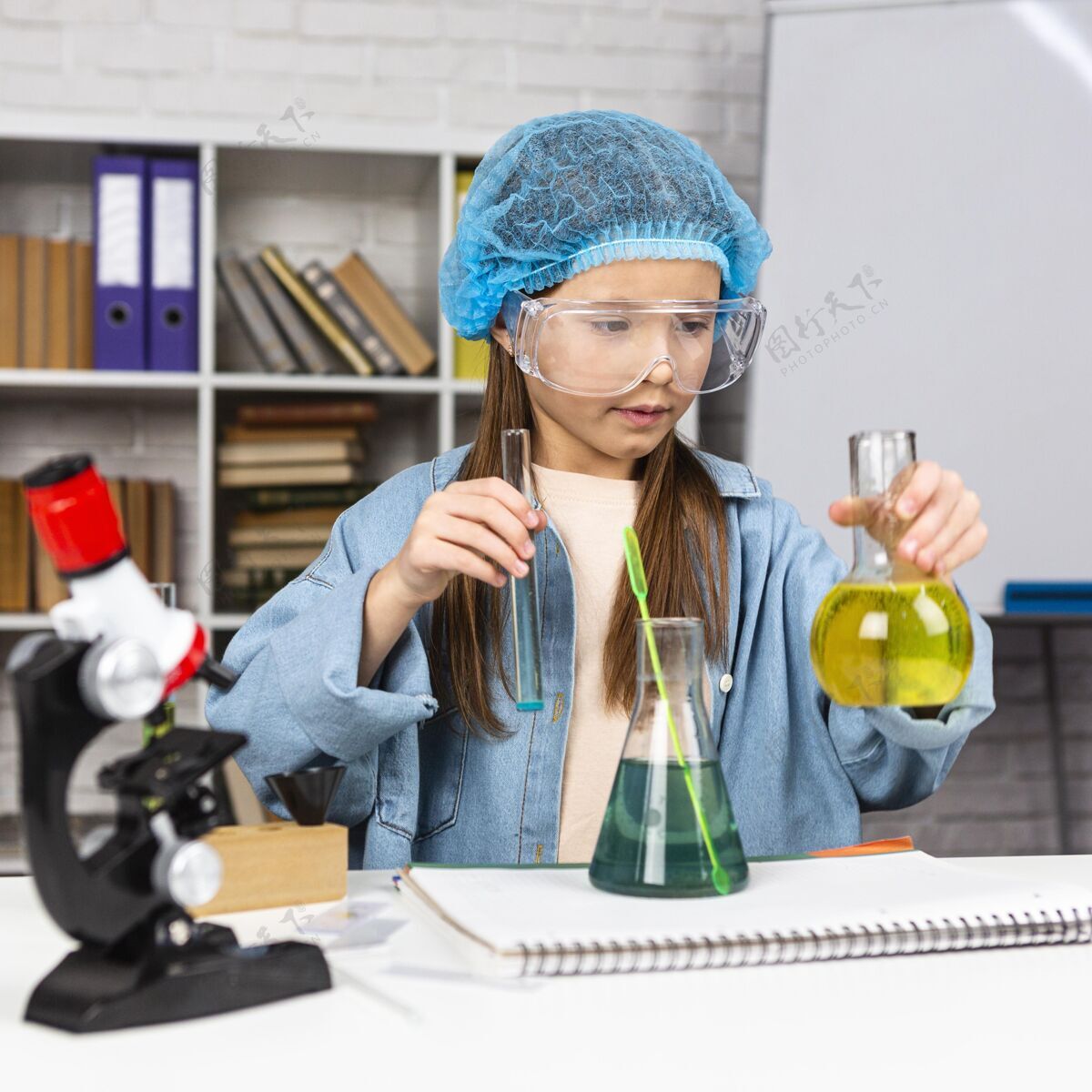 发网戴着发网做科学实验的女孩儿童眼镜检查