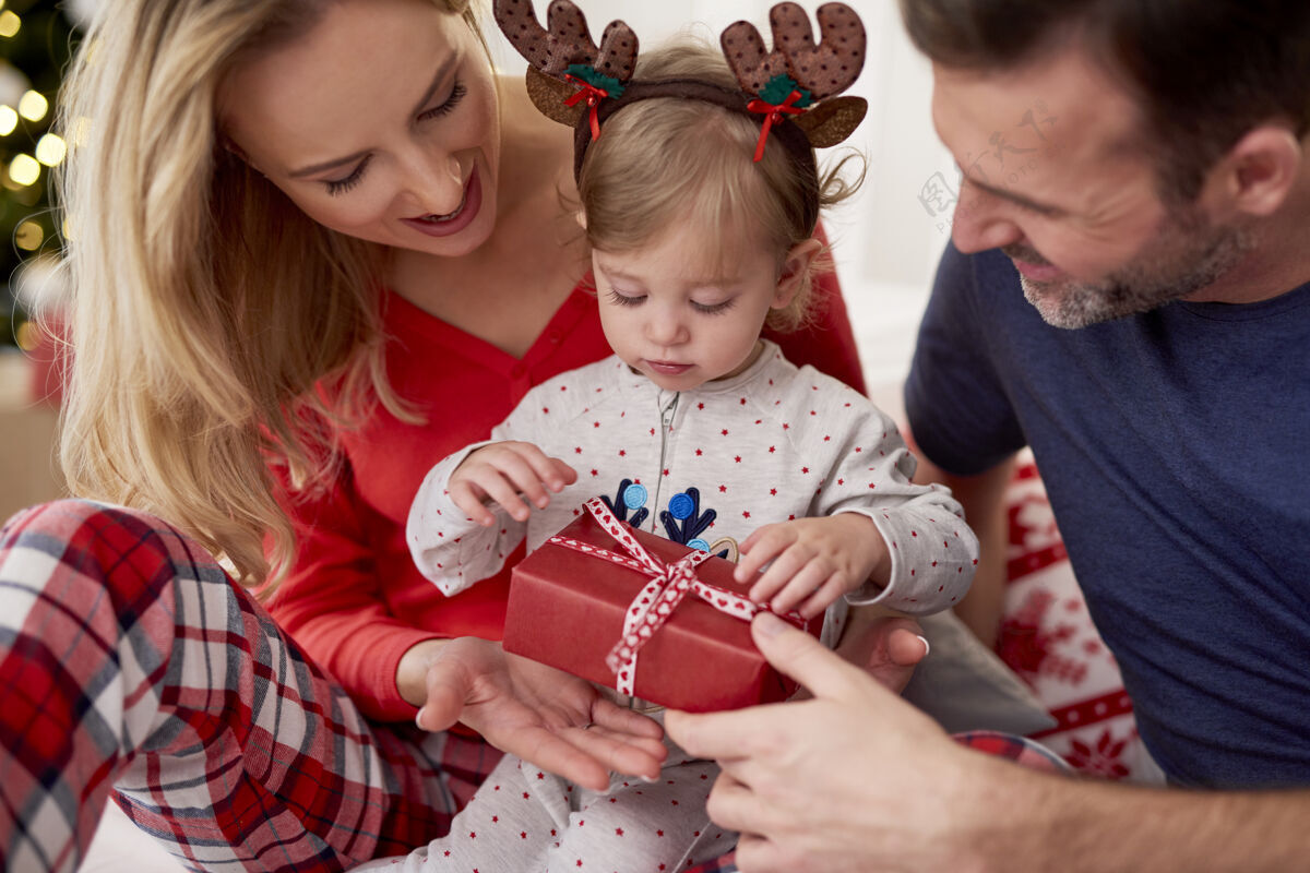 圣诞树和父母一起打开圣诞礼物礼物室内控制台
