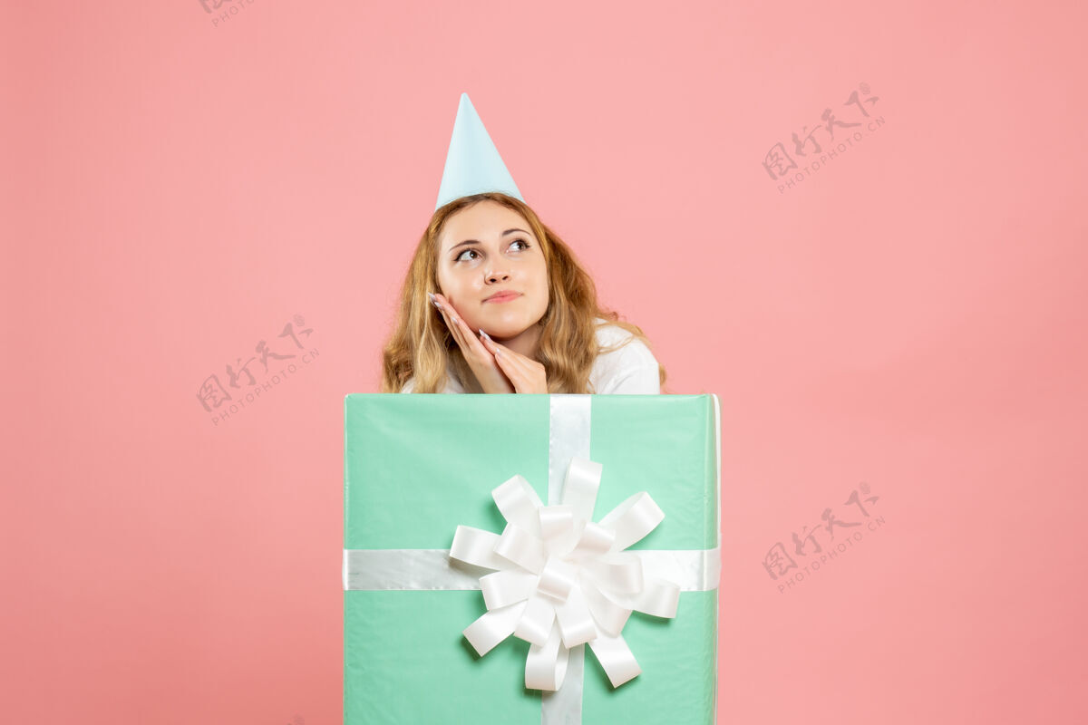 庆祝正面图年轻女性站在礼品盒内购物女性睡眠