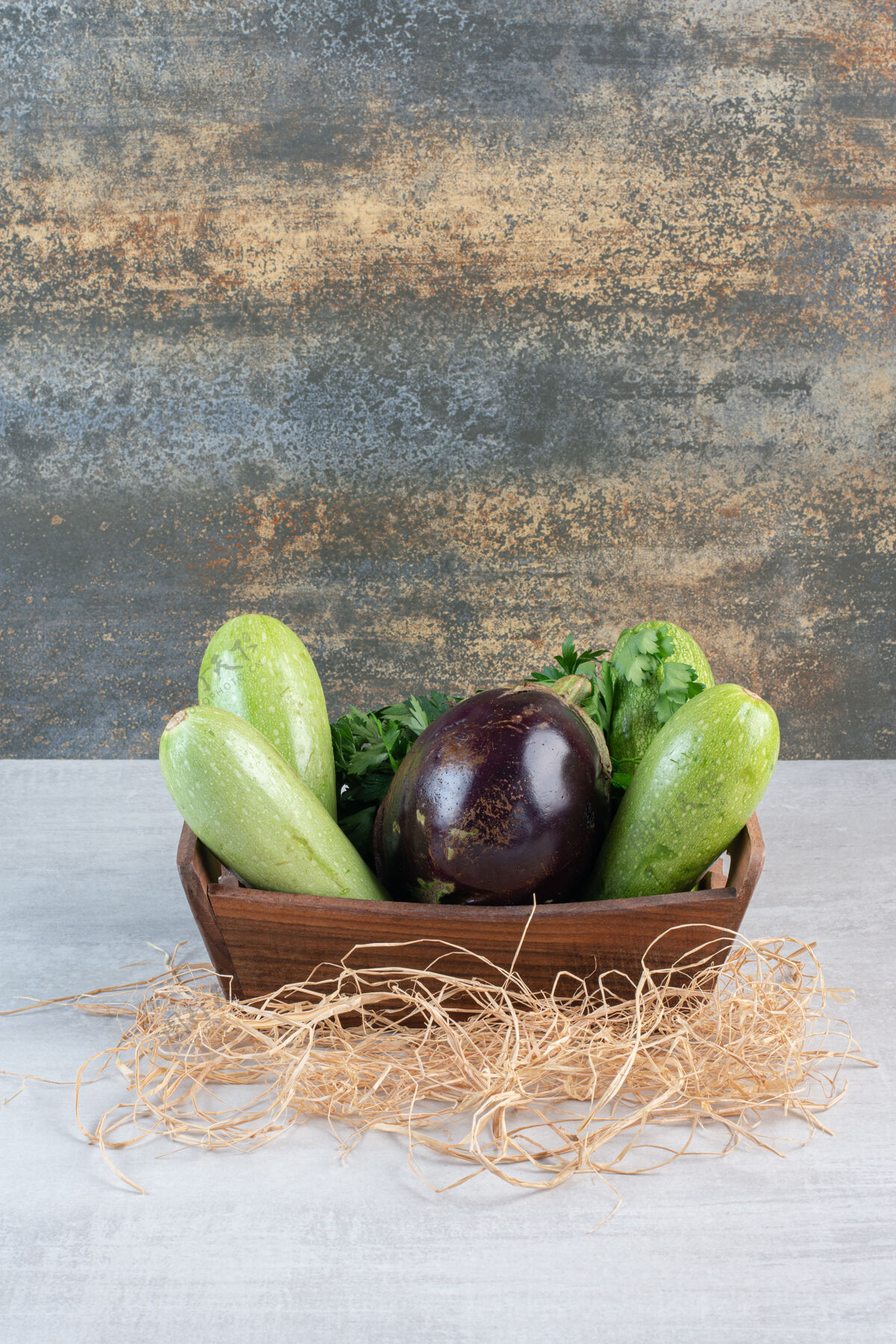 健康木箱中的生西葫芦和茄子高品质照片茄子各种蔬菜