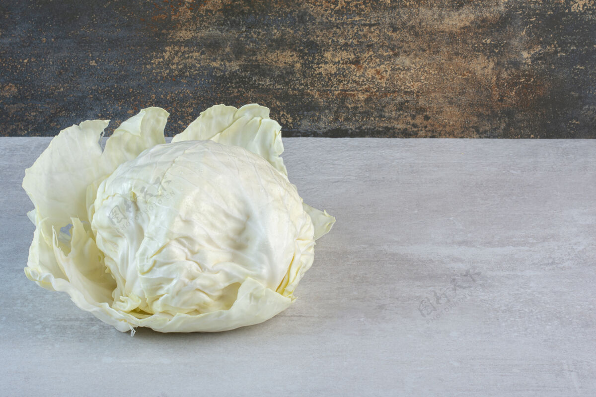 健康石桌上的新鲜白卷心菜高品质照片卷心菜天然蔬菜