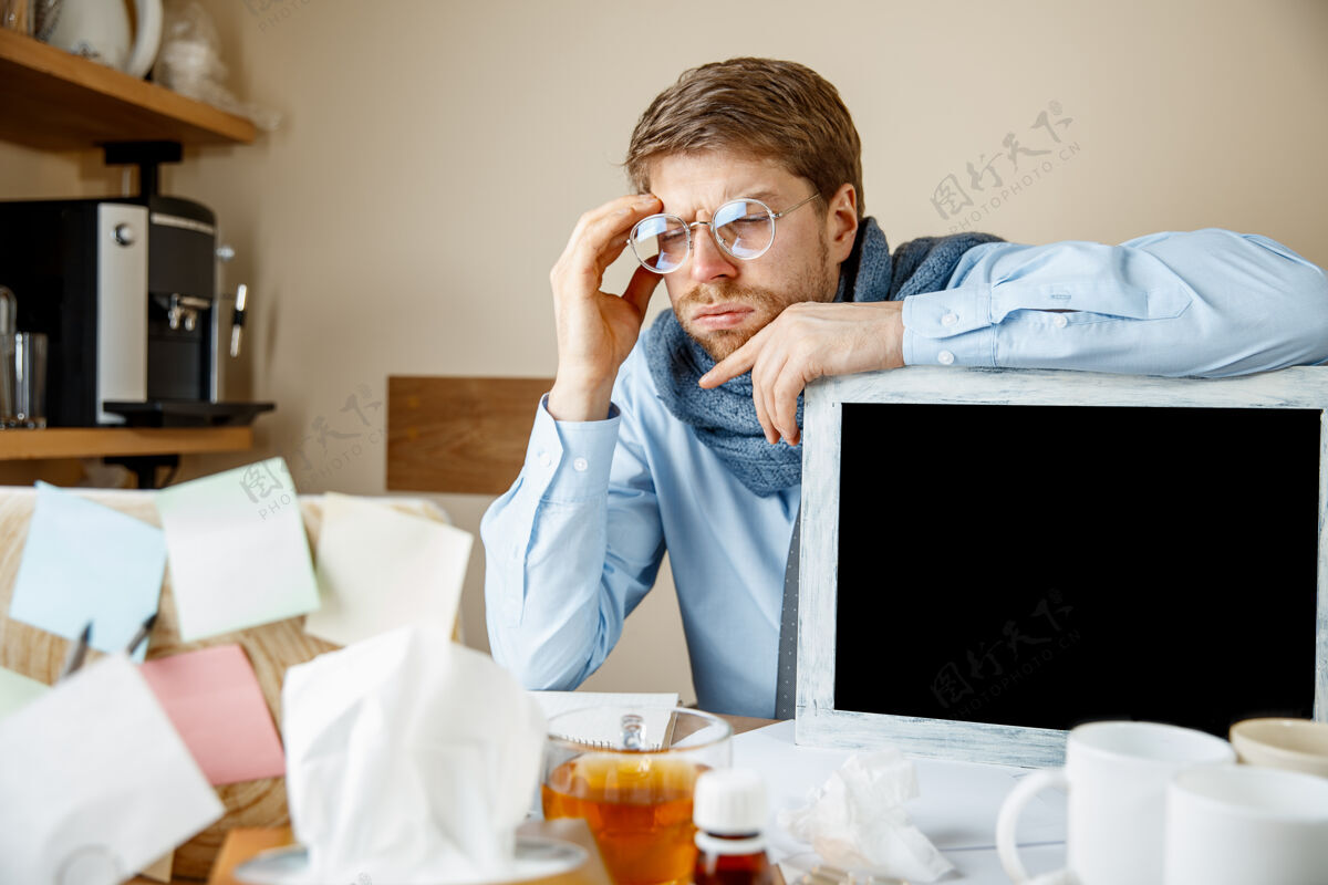 病毒病人在办公室工作时 商人感冒了 季节性流感鼻子疾病生病