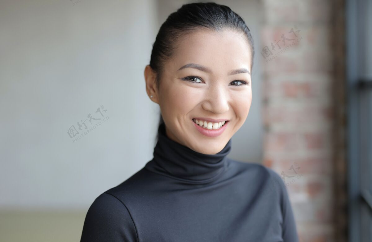 年轻人身着黑色套装的迷人亚洲女性 温柔地微笑着女人女性黑发人