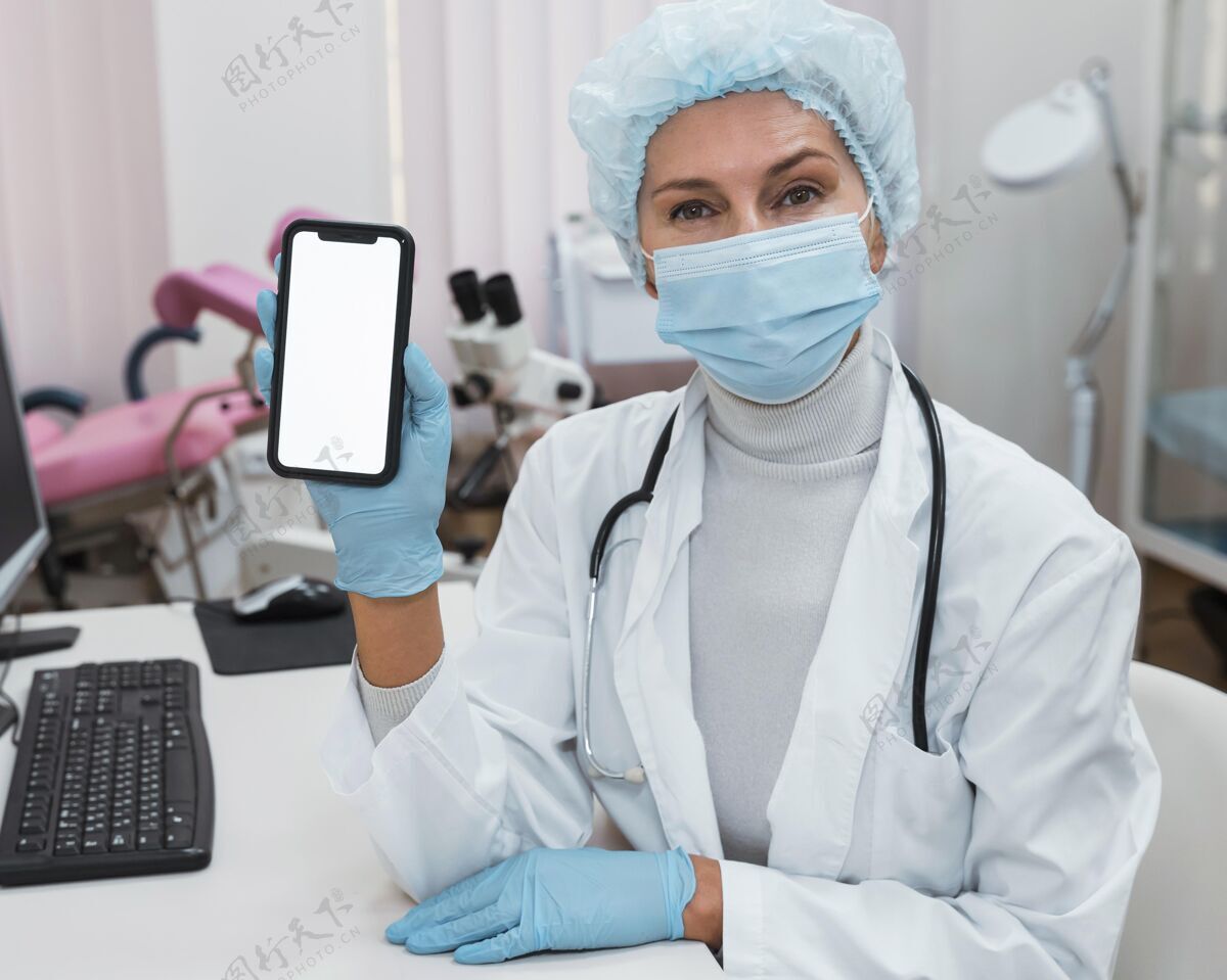 健康医生拿着电话模型在桌子上医学护理医生