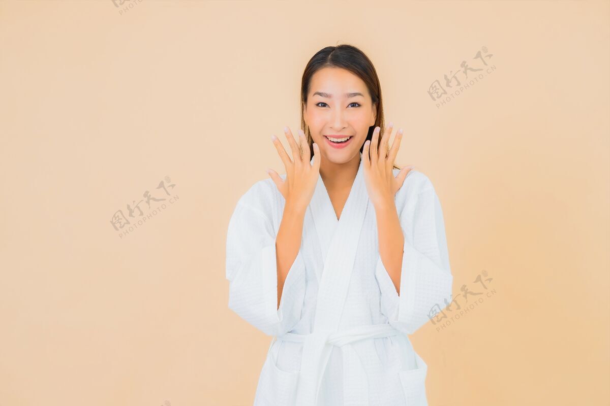 诊所肖像美丽的亚洲年轻女子穿着米色的微笑浴袍看成人自然