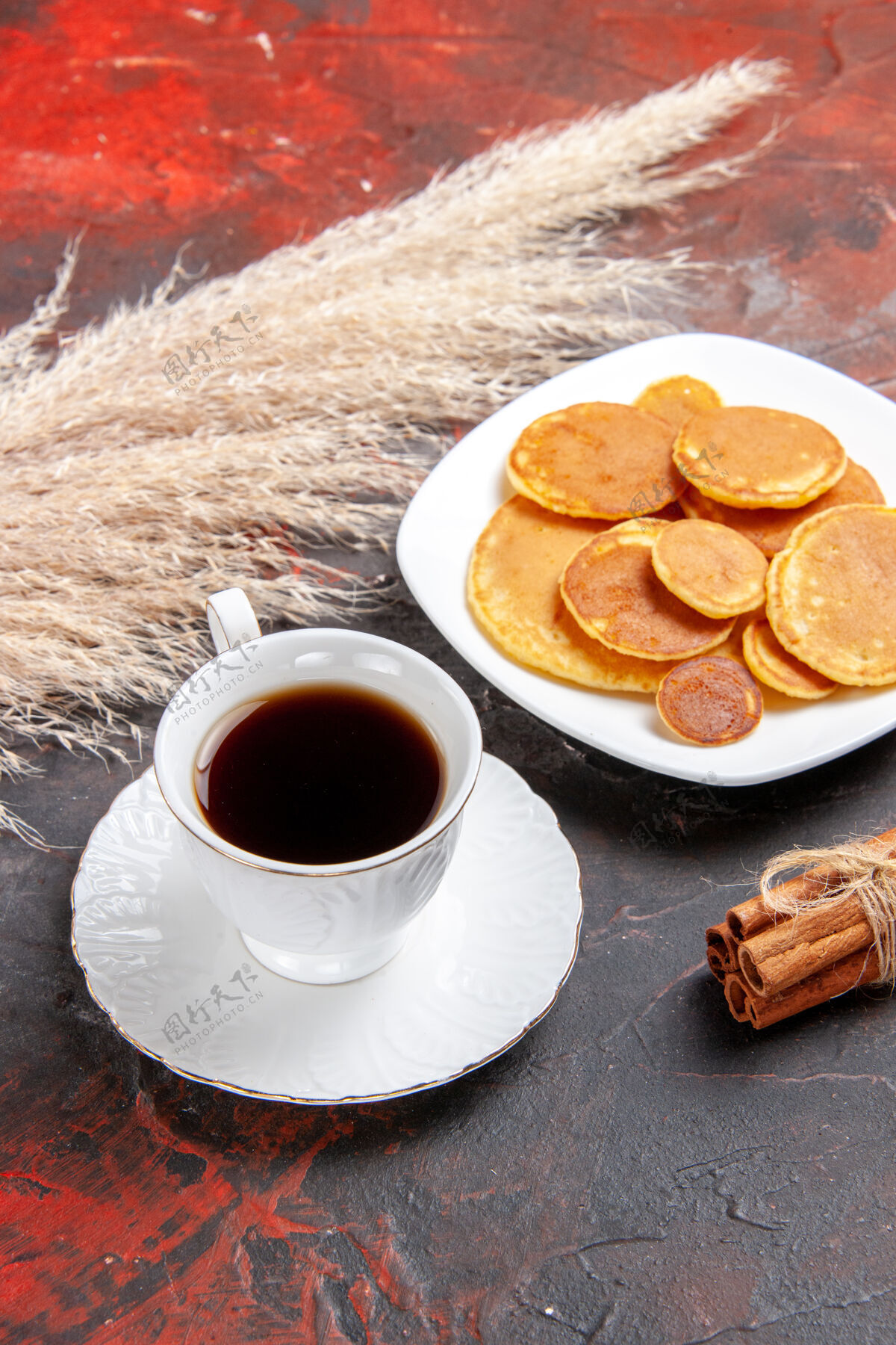 热经典的美国自制煎饼和肉桂石灰混合色的垂直视图茶棕色咖啡