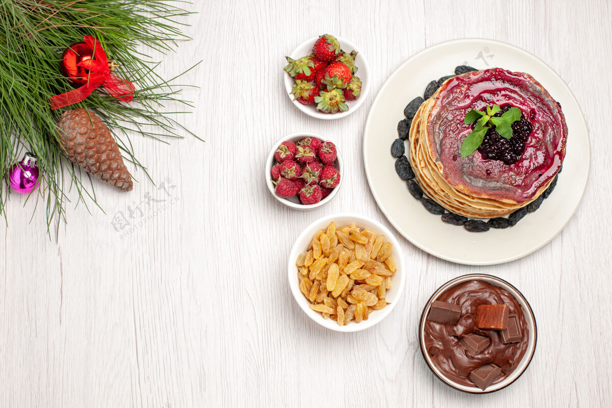 甜食俯瞰美味的果冻薄煎饼 白面包上有葡萄干和巧克力盘子食物开胃菜