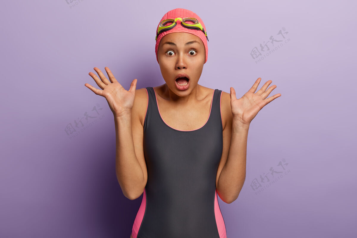 害怕一个穿着泳装 情绪激动的黑皮肤女人 抬起手掌 张大嘴巴躲避恐惧喊叫嘴巴苗条