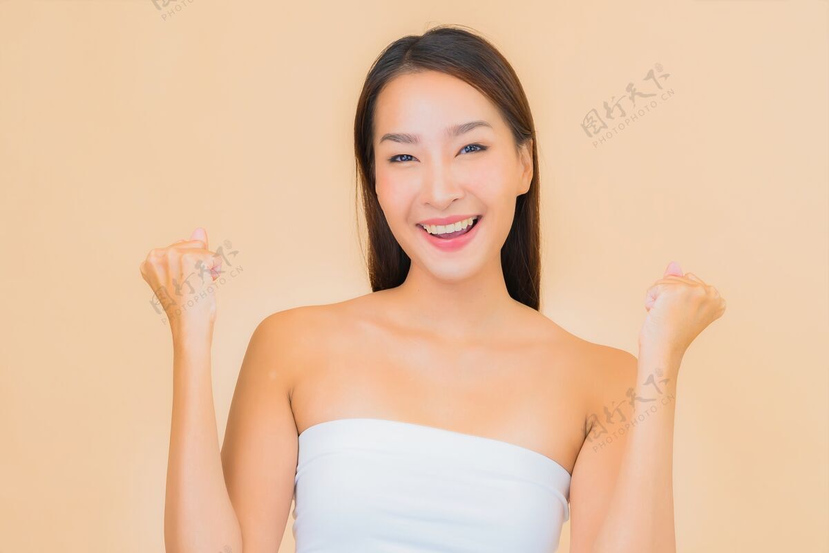 面部肖像美丽的年轻亚洲女子在温泉与自然化妆米色可爱年轻韩国人