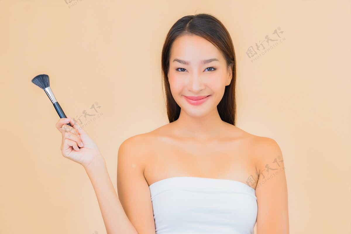 脸肖像美丽的年轻亚洲女子在温泉与自然化妆米色人黑发面部