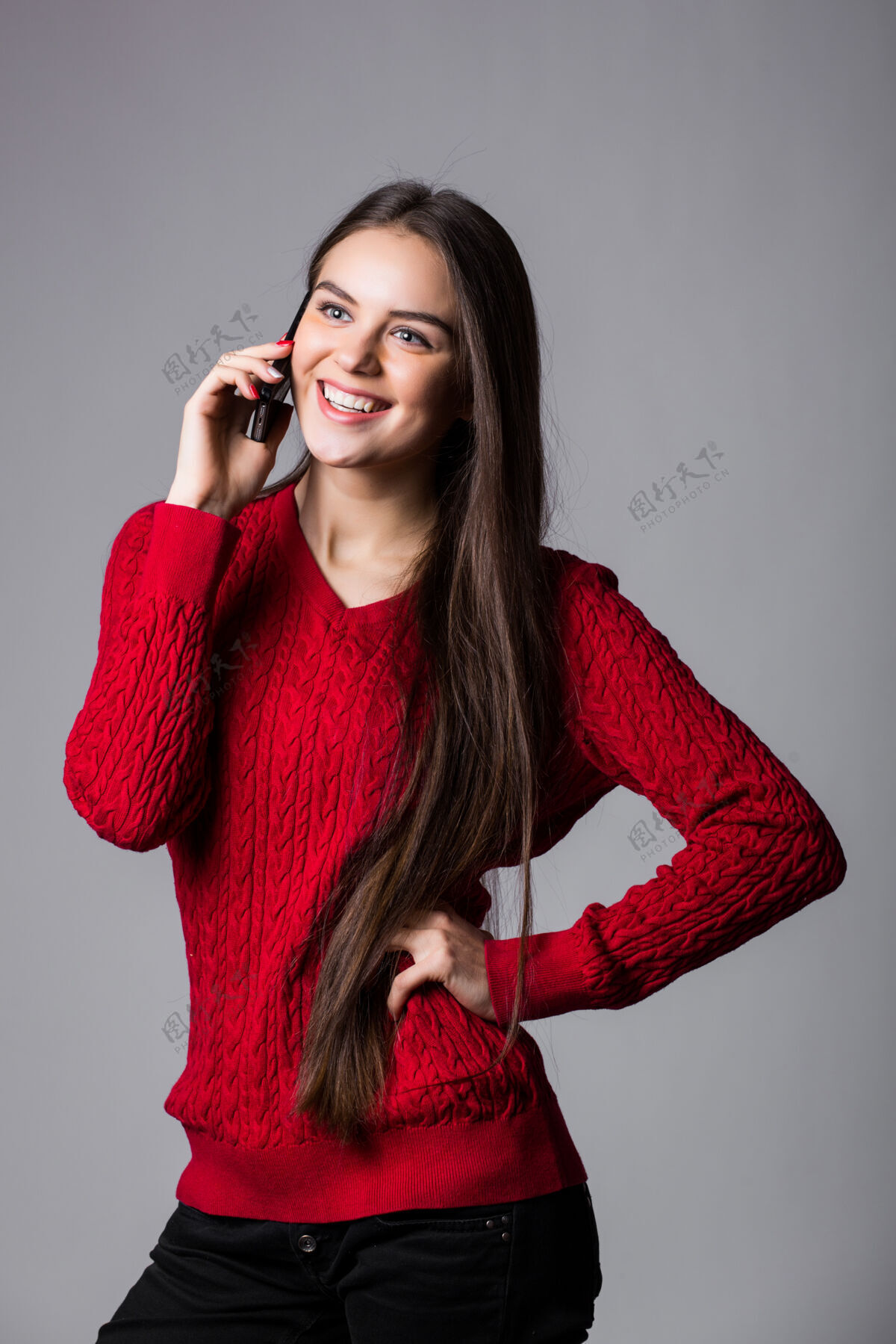 年轻人微笑着讲手机的年轻女子抬头看着空白的复印件 越过白墙手机手机成人