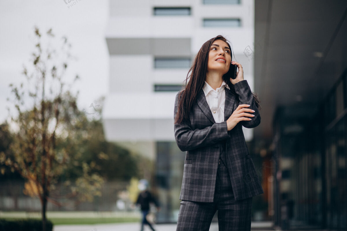 现代年轻的商务女士在优雅的西装办公中心活跃迷人长相