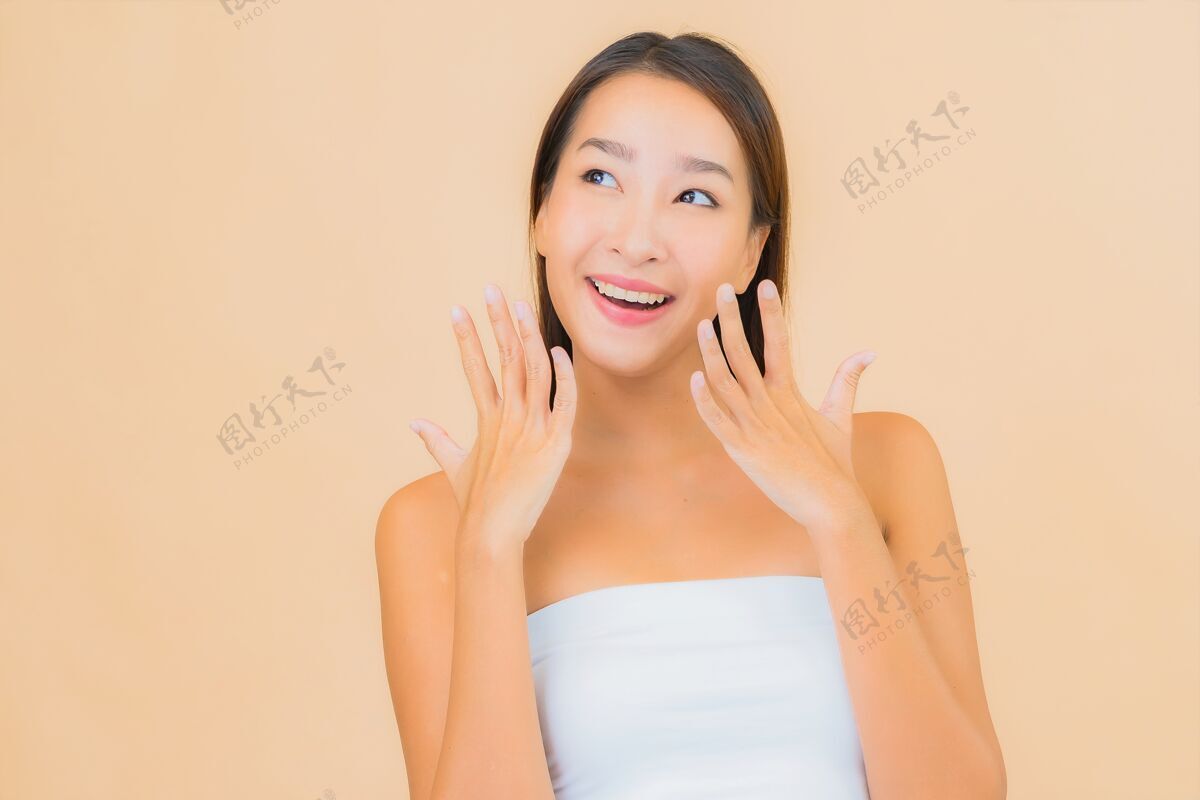 干净肖像美丽的年轻亚洲女子在温泉与自然化妆米色皮肤护理肖像女人