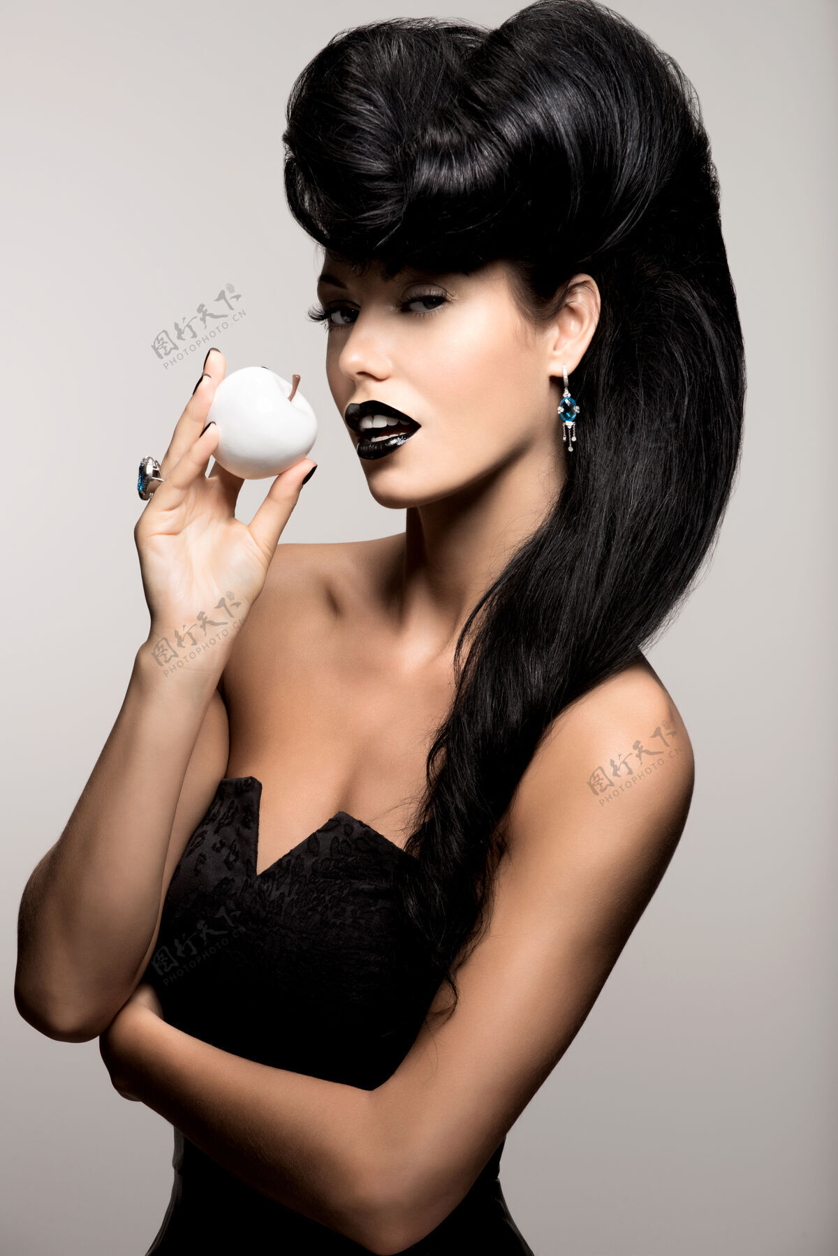 指甲时尚女性肖像 现代发型 黑色嘴唇 白色苹果苹果漂亮珠宝