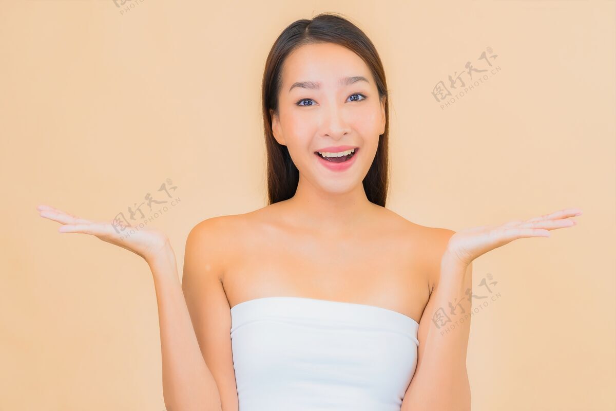 皮肤护理肖像美丽的年轻亚洲女子在温泉与自然化妆米色亚洲人化妆品干净