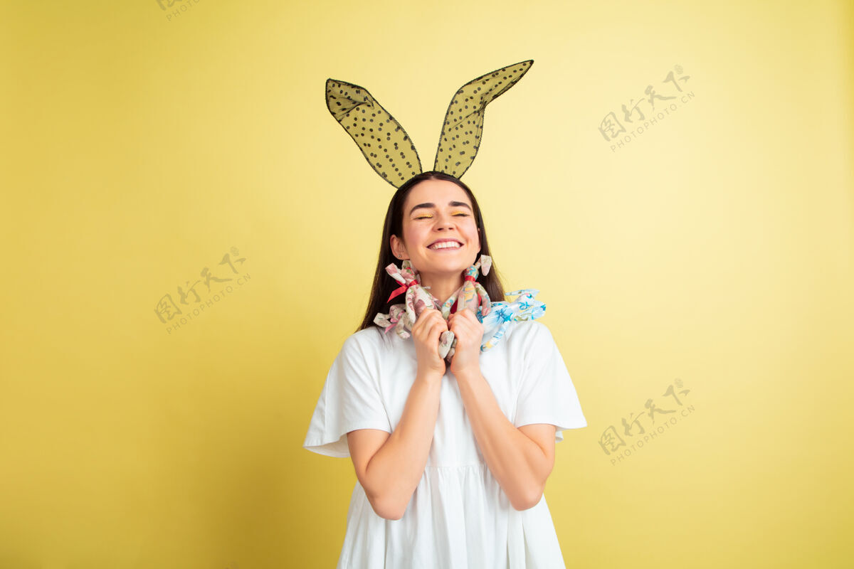 疯狂复活节兔女郎与黄色工作室明亮的情感面部情绪庆祝