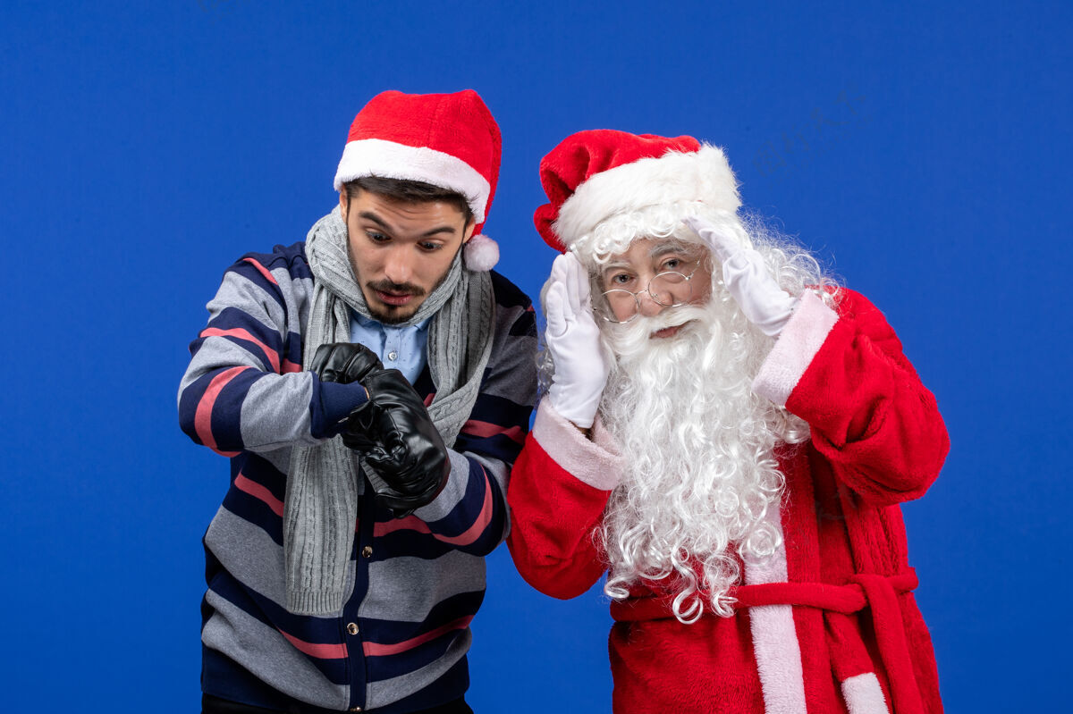 服装前视图圣诞老人和年轻的男性帽子快乐圣诞老人