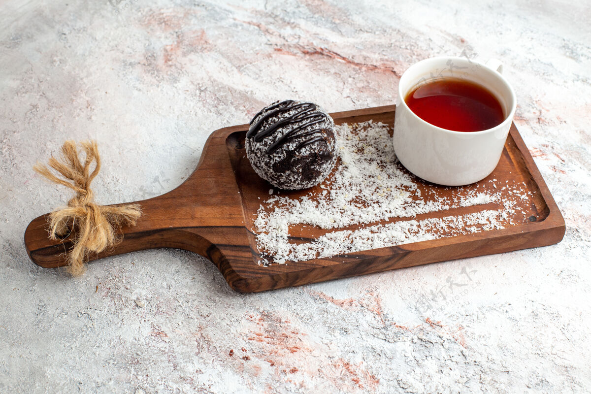 巧克力前视巧克力蛋糕 白桌上放一杯茶巧克力蛋糕饼干糖甜饼干热的早餐生的