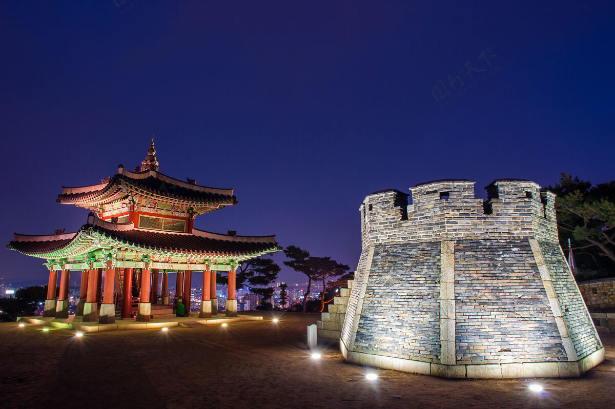 京冈韩国水原的华城要塞宫殿地标照明