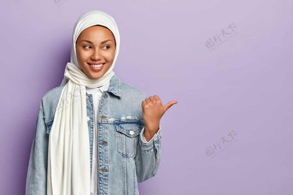 服装快乐可爱的年轻穆斯林女性分享给你酷的推广 分走女性面纱拇指