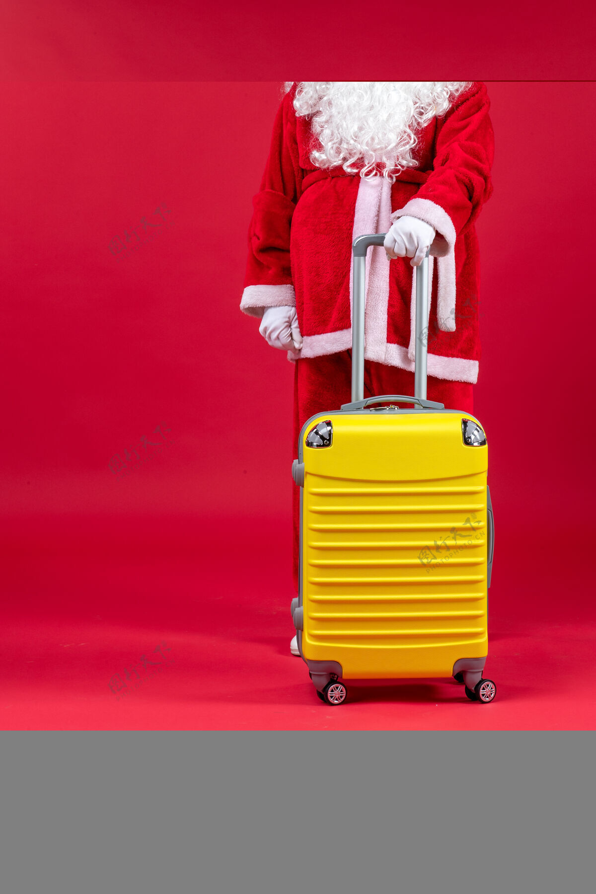 圣诞老人红墙上准备旅行的黄包圣诞老人的正视图快乐圣诞圣诞老人