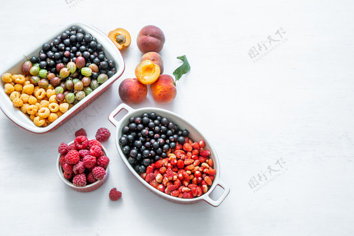 草莓鲜亮的野生浆果和桃子 独树一帜健康饮食的理念浆果覆盆子醋栗